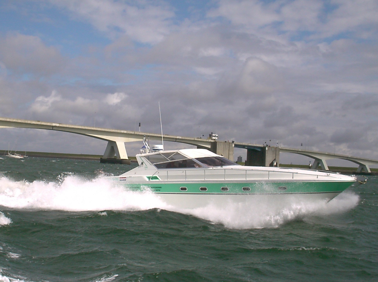 Warp11 at speed in F8 op Oosterschelde